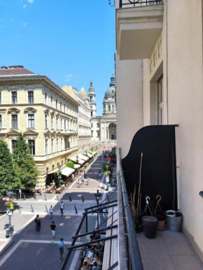 Basilica View Apartment with Balcony